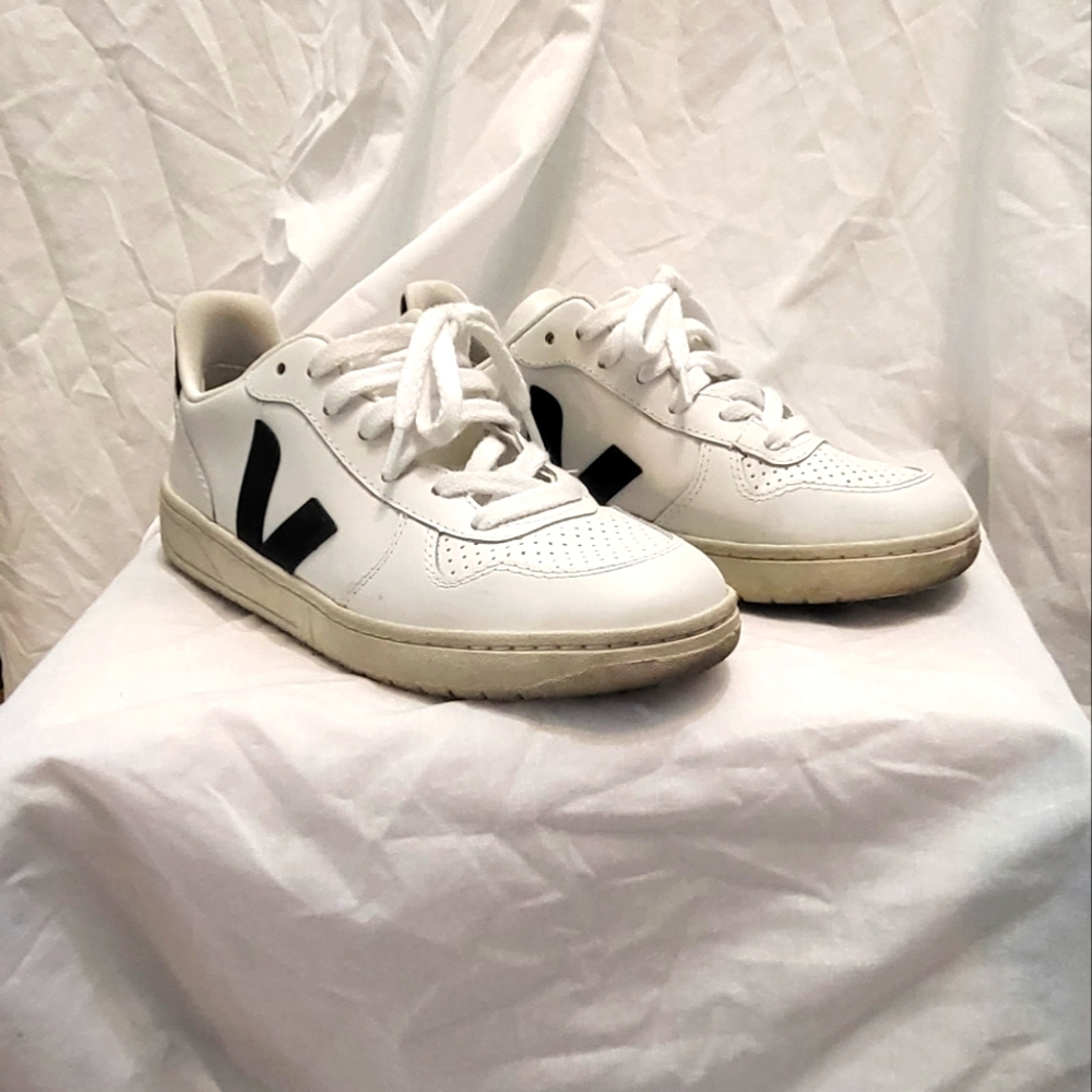 FRIDAY SALE! Veja V-10 Sneakers Size 37 / 6